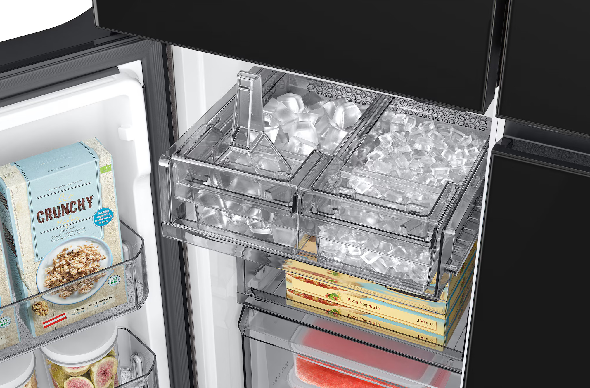 W lodówce widoczne są kostki lodu i jedzenie. Obecne są również pudełka 'Pizza Vegetaria' i płatków 'Crunchy'.
