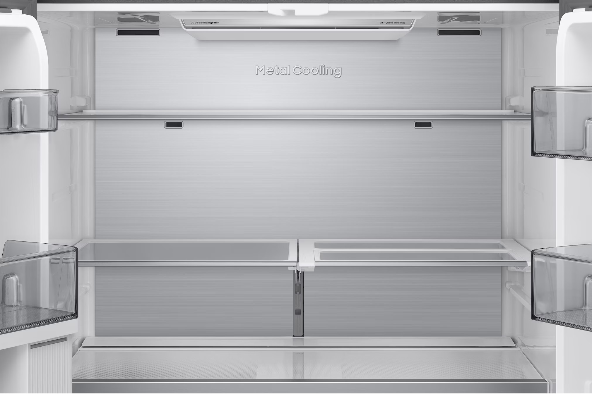 Wnętrze pustej lodówki z metalowym chłodzeniem. Widoczne półki i szuflady. Tekst: 'Metal Cooling' i 'UV Deodorizing Filter'.