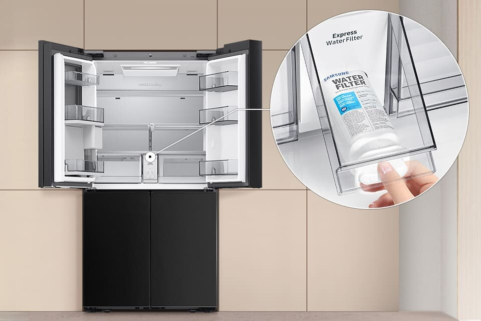 Czarna lodówka Samsung z otwartymi drzwiami, pokazująca półki w środku. Ręka wyjmuje filtr wody.