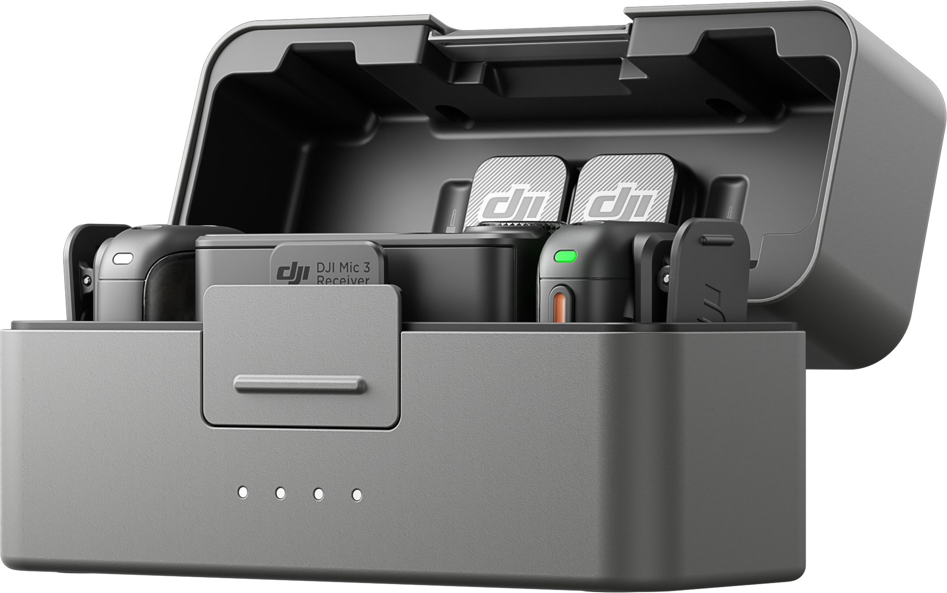 Étui de recharge DJI Mic 3 avec micros et récepteur. Étui gris avec couvercle ouvert. Fond noir.
