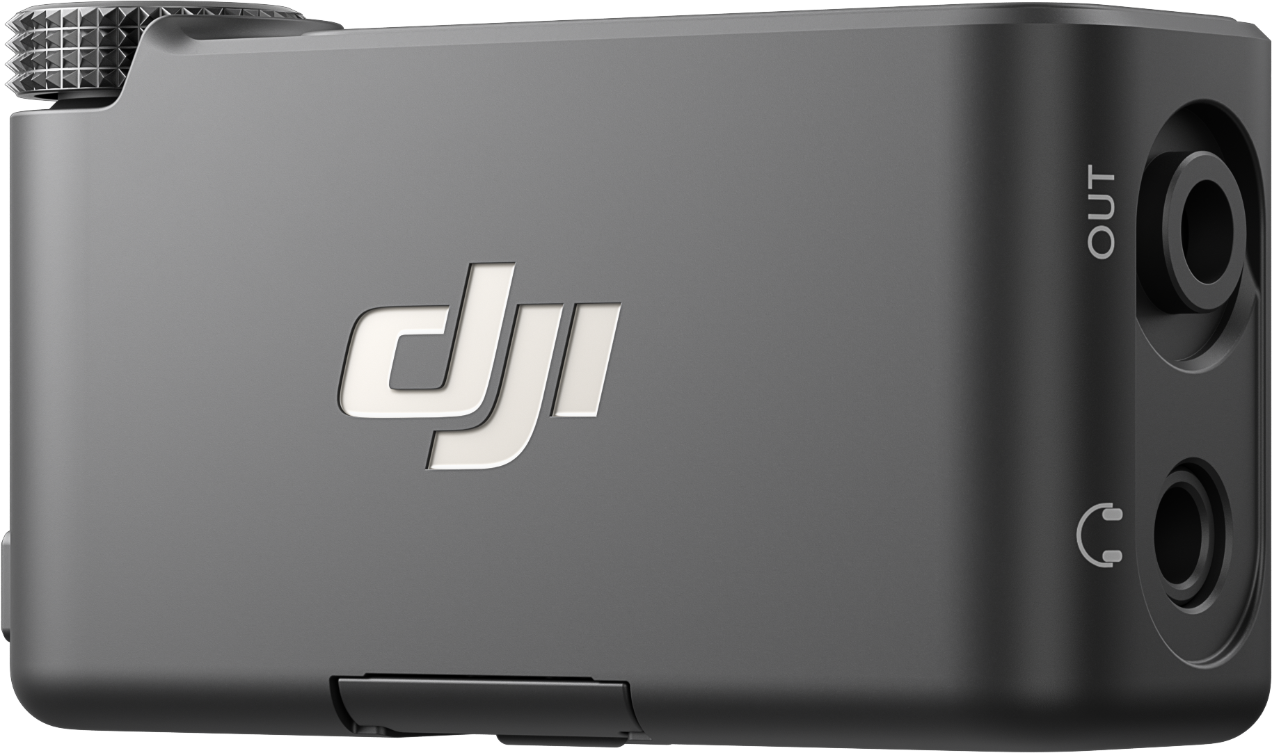 Un appareil audio DJI gris. Il a le logo DJI, un port de sortie et un port casque. Un cadran argenté est sur le dessus.