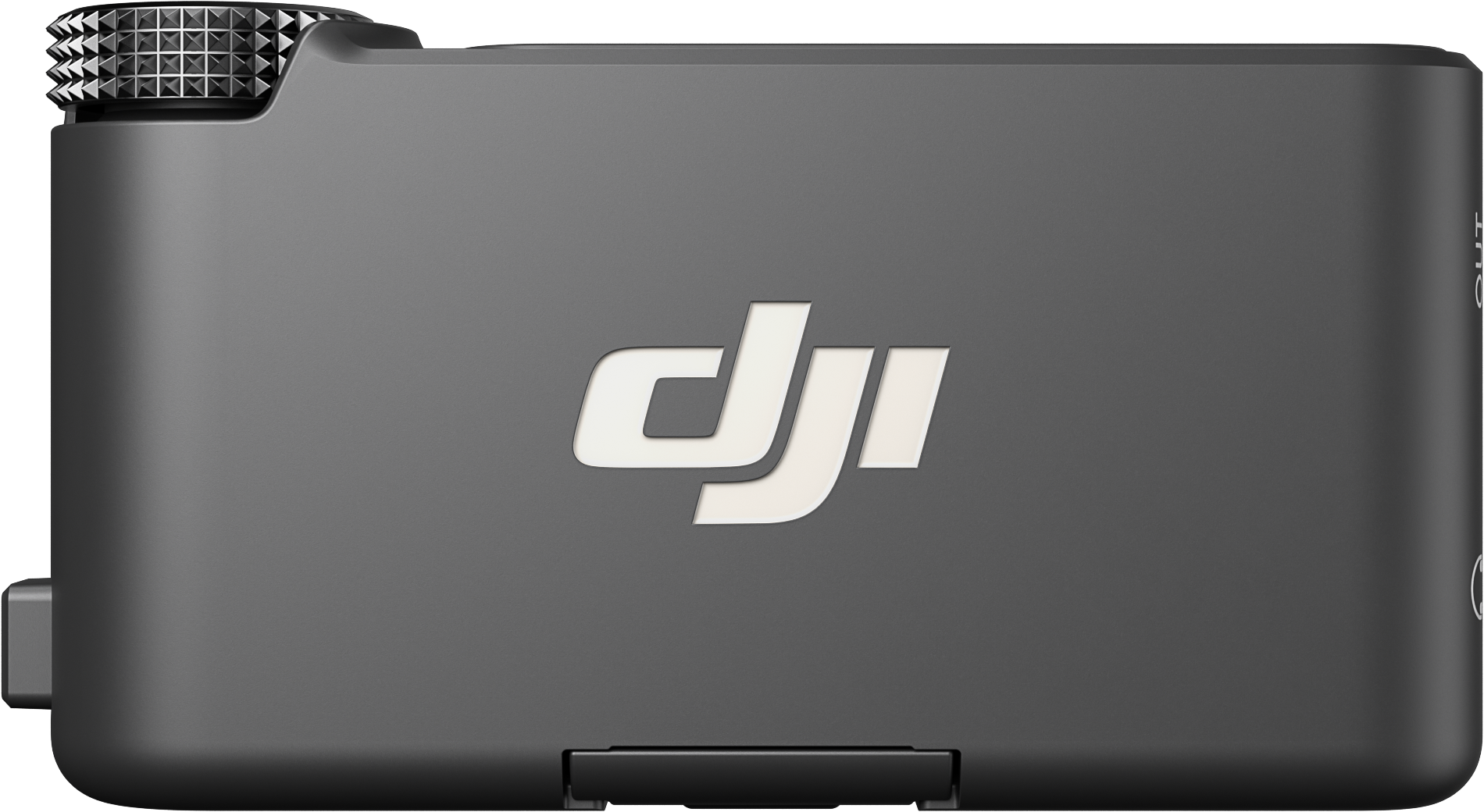 Un appareil DJI gris avec un logo blanc, un bouton texturé et un petit port. Le fond est noir.