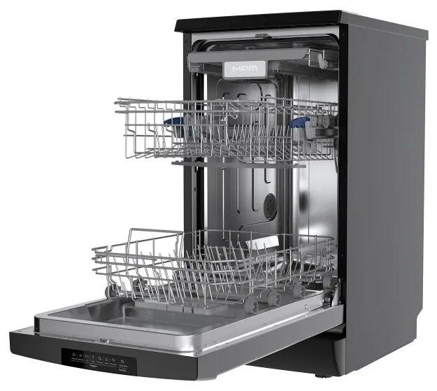 Otwarta zmywarka z dwoma koszami i panelem sterowania. Drzwi są otwarte, odsłaniając wnętrze. Maszyna jest czarna.