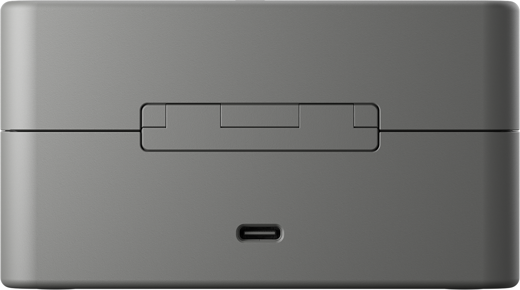 Gros plan sur un étui d'écouteurs gris. Il possède un port de chargement, un petit bouton rectangulaire et une ligne de couture au milieu.