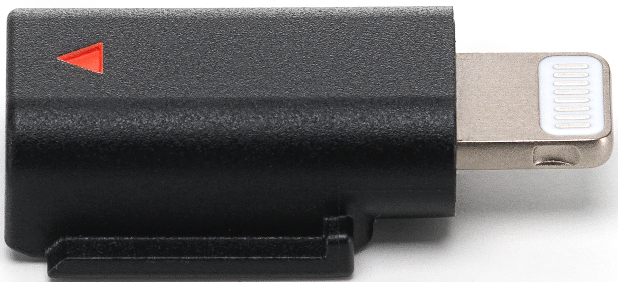 Un adaptateur Lightning noir avec un indicateur triangulaire rouge. L'adaptateur possède un connecteur argenté et un corps noir.