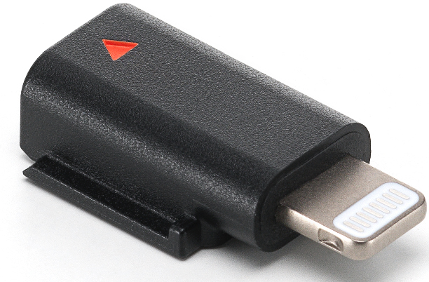 Un adaptateur Lightning noir avec un triangle rouge. Le connecteur Lightning est argenté. Il est sur fond blanc.