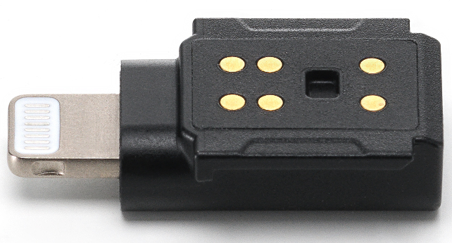 Adaptateur noir avec connecteur Lightning à une extrémité et connecteur avec broches dorées à l'autre.