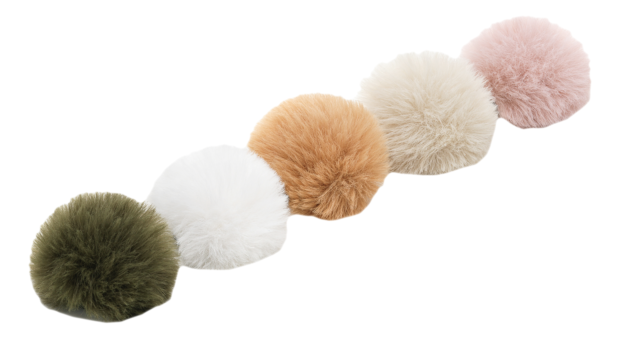 Sei pompon soffici in diagonale. Colori: oliva, bianco, marrone chiaro, beige e rosa. Sfondo nero.