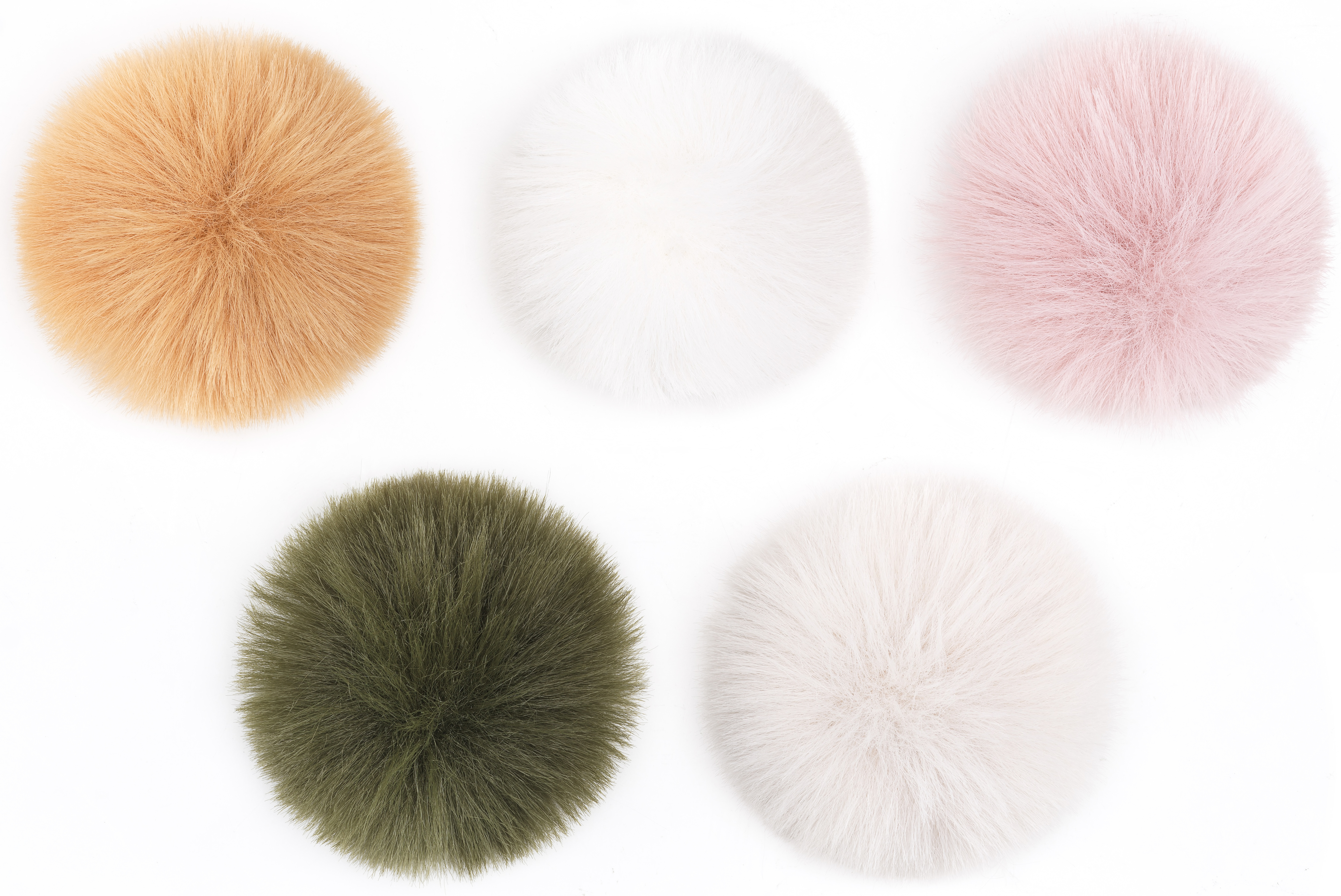 Cinque oggetti rotondi e soffici in vari colori: beige, bianco, rosa, verde e un altro bianco. Disposti su sfondo bianco.