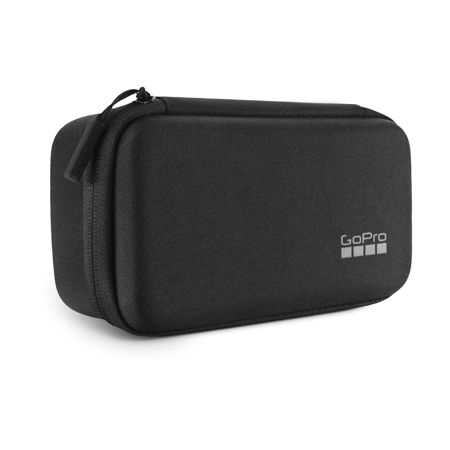 Una custodia GoPro nera, rettangolare con cerniera, su una superficie bianca. Il logo GoPro è visibile. C'è una piccola linguetta.