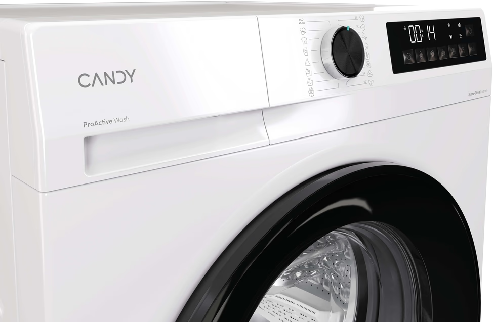 Eine weiße Candy-Waschmaschine. Sie hat einen schwarzen Türrahmen, ein Bedienfeld mit Drehknopf und Digitalanzeige mit 00:14.