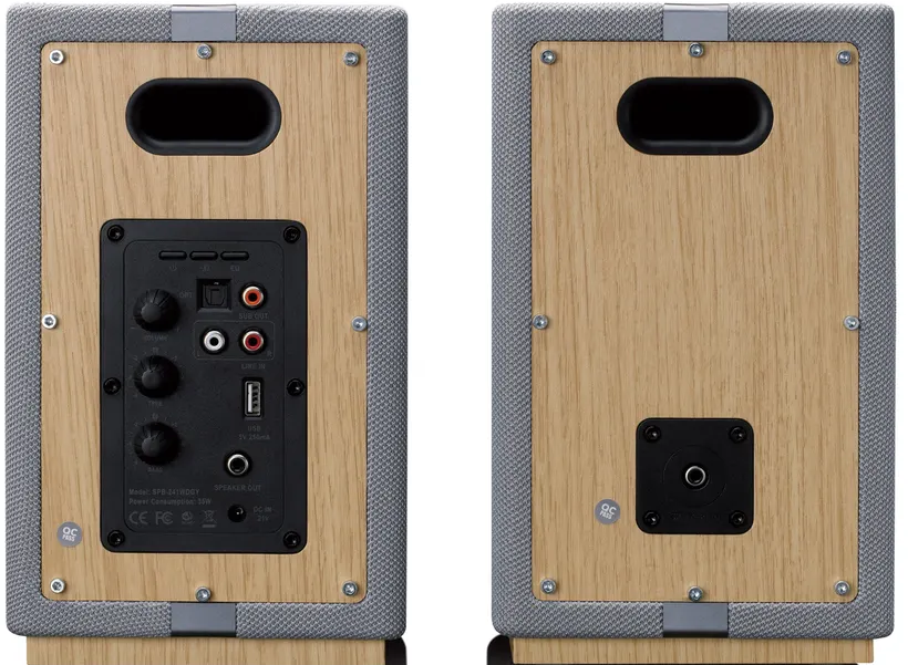 Due schienali di altoparlanti, uno con controlli e porte, l'altro con un singolo jack. Pannelli in legno incorniciati in tessuto grigio.