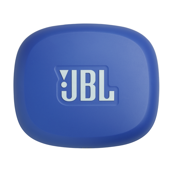 Kék JBL márkájú tok. A JBL logója fehér és dombornyomott. A tok lekerekített, sötét háttérrel.