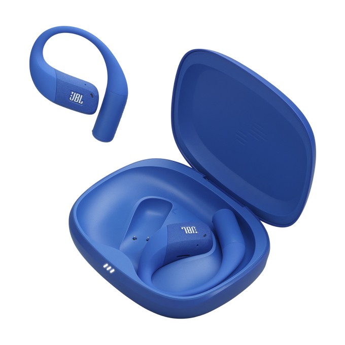 Kék JBL vezeték nélküli fülhallgatók és töltőtok fekete háttéren. Egy fülhallgató külön van. Mindkettőn JBL logó.