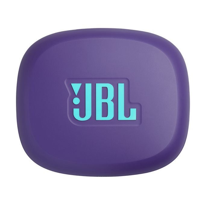 Egy lila JBL fülhallgató tok türkiz JBL logóval. A tok ovális alakú, fekete háttérrel.