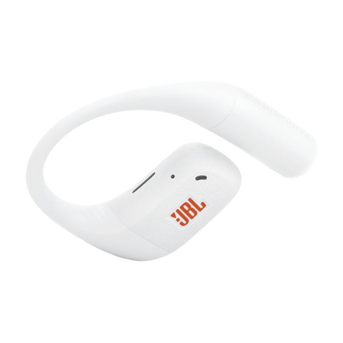 Egy fehér JBL fülhallgató kampós kialakítással. A JBL logója narancssárga. A háttér sötét.