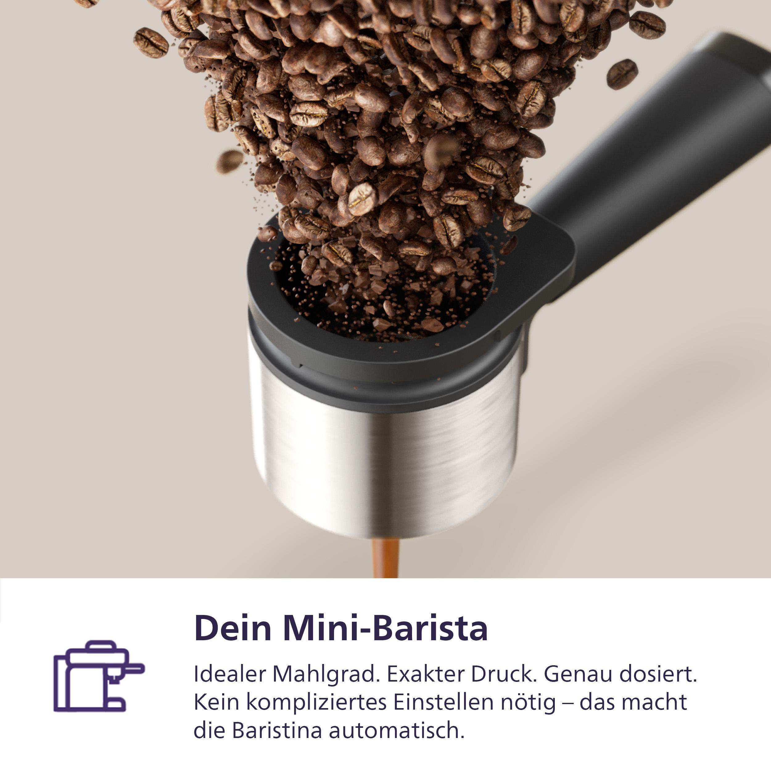 Kaffeebohnen gießen in einen Espressomaschinen-Siebträger. Die Maschine ist silber und schwarz.