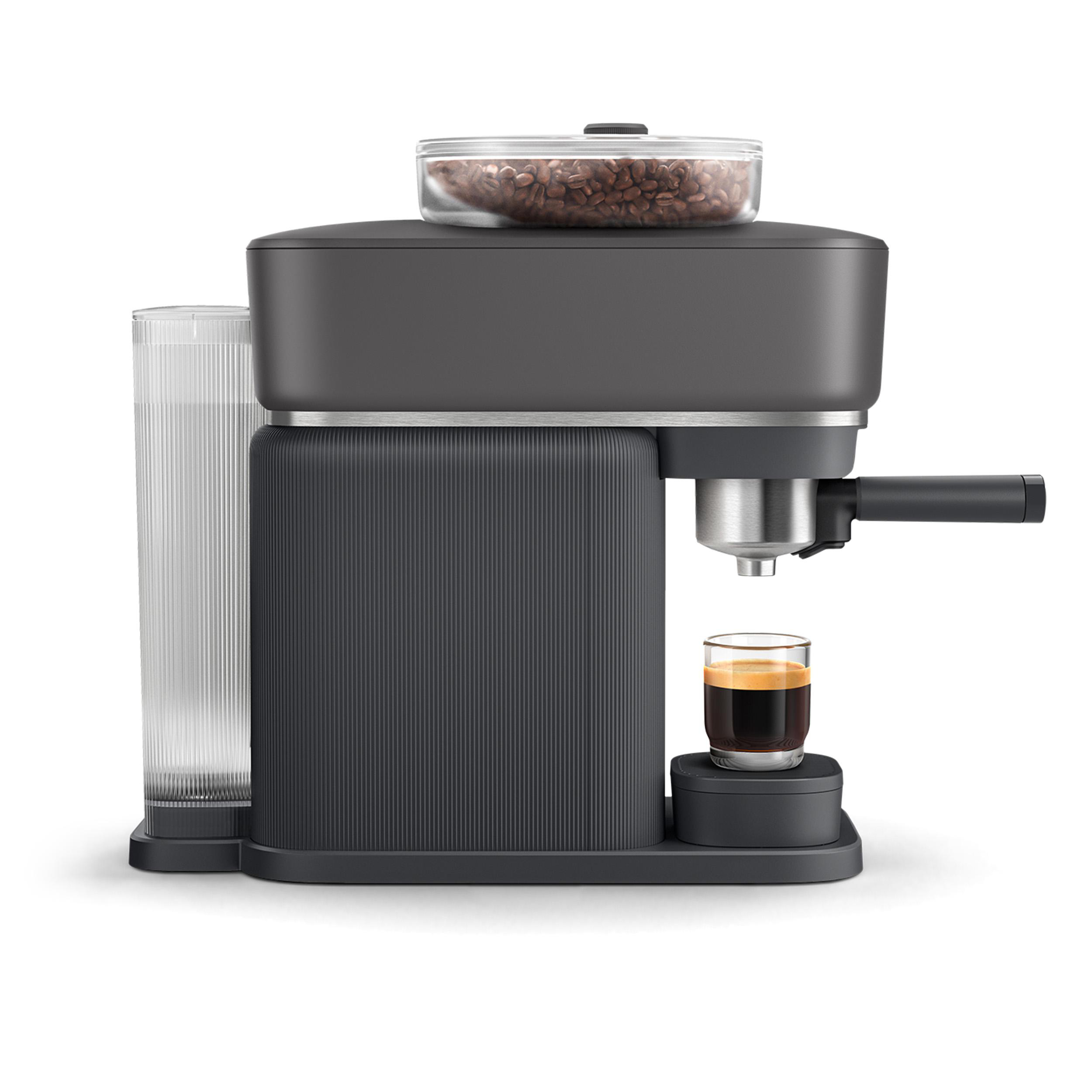 Eine dunkelgraue Espressomaschine mit Kaffeebohnen, Wassertank und einem Espresso in einem Glas.