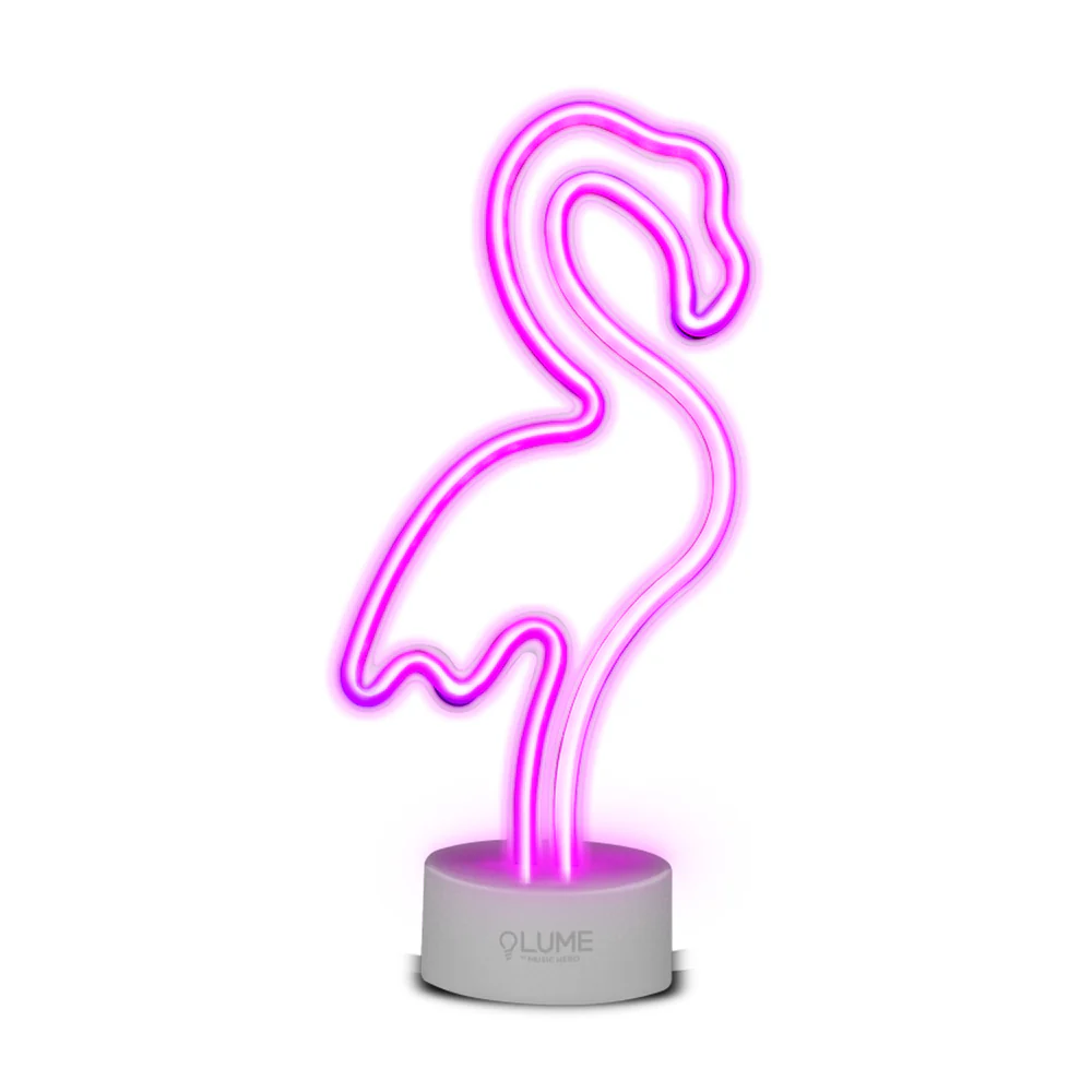 Eine rosa Neon-Flamingo-Lampe. Sie steht auf einem weißen Sockel. Der Flamingo leuchtet auf, vor weißem Hintergrund.