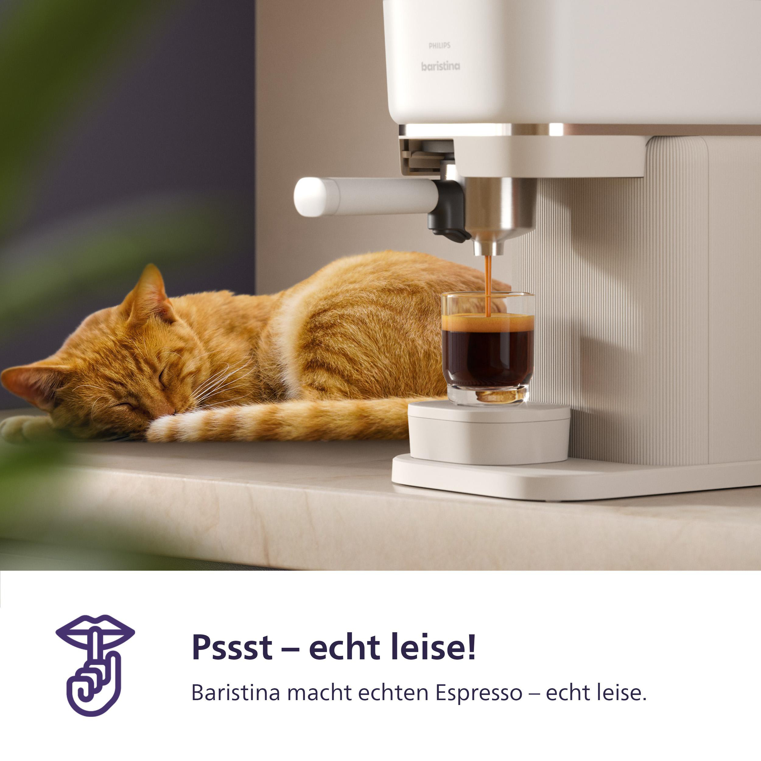 Eine orangefarbene Katze schläft neben einer Espressomaschine, die Espresso ausgibt.