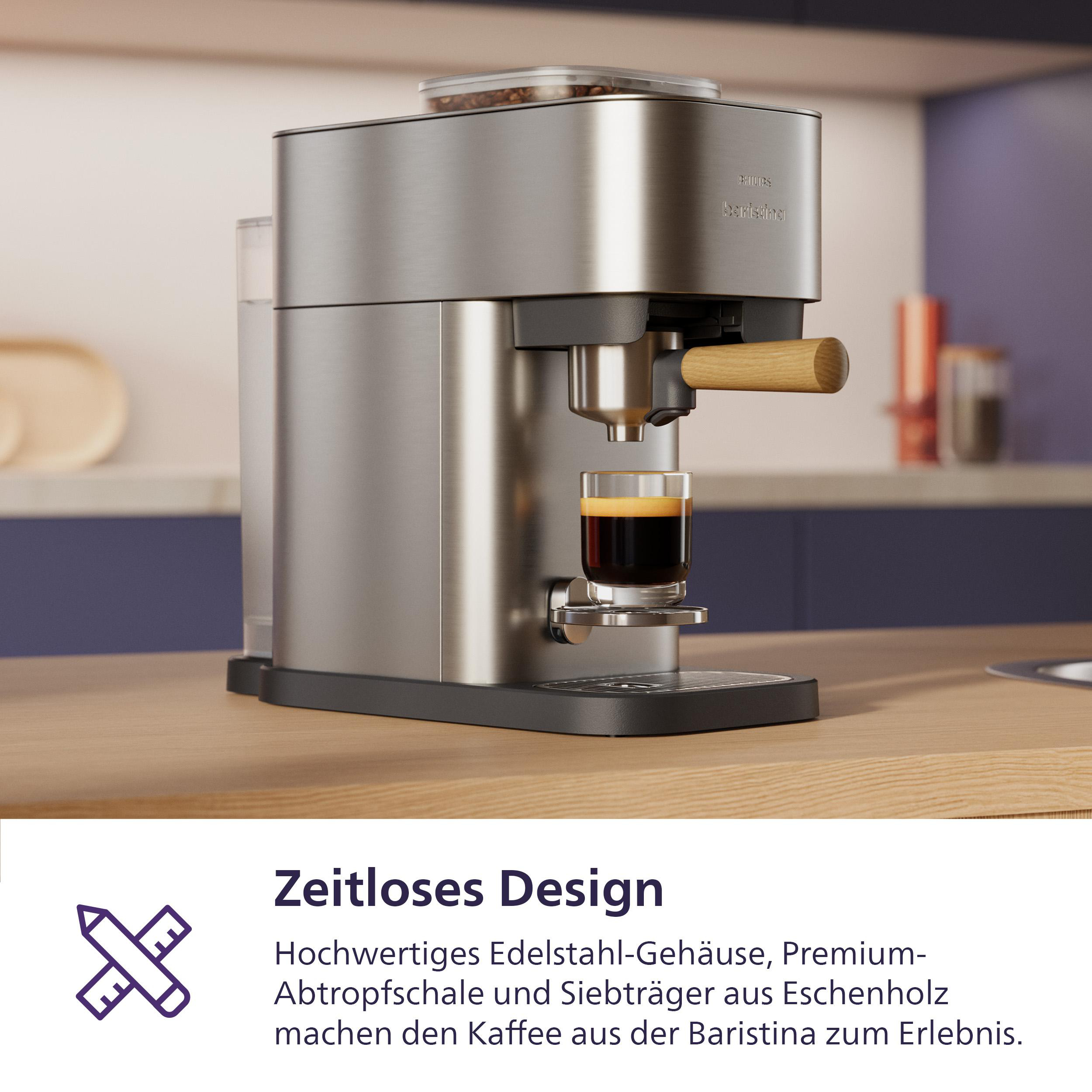 Eine Espressomaschine aus Edelstahl mit Holzgriff bereitet Kaffee in ein Glas auf einer Holzplatte zu.