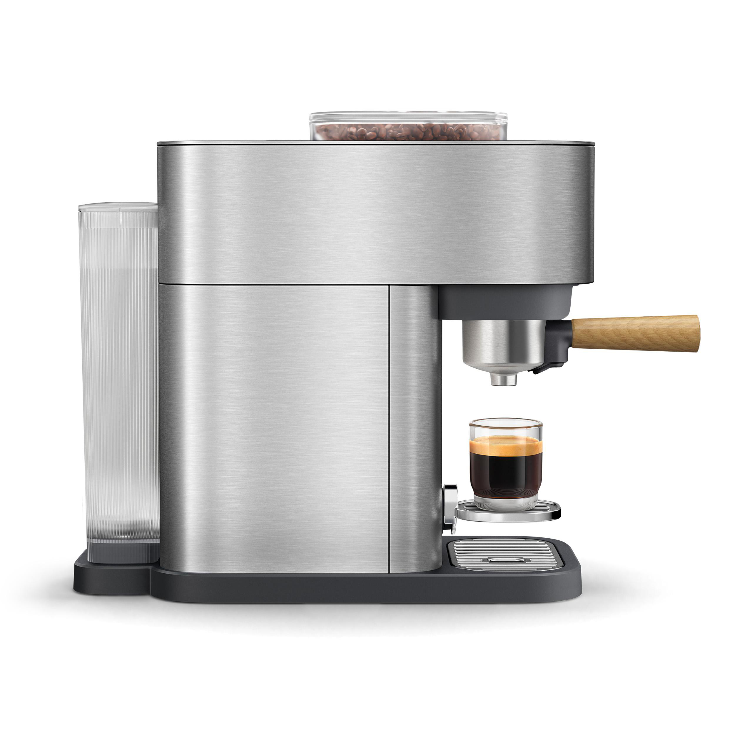 Eine Kaffeemaschine aus Edelstahl mit Holzgriff, ein Glas Kaffee und ein Behälter mit Kaffeebohnen.