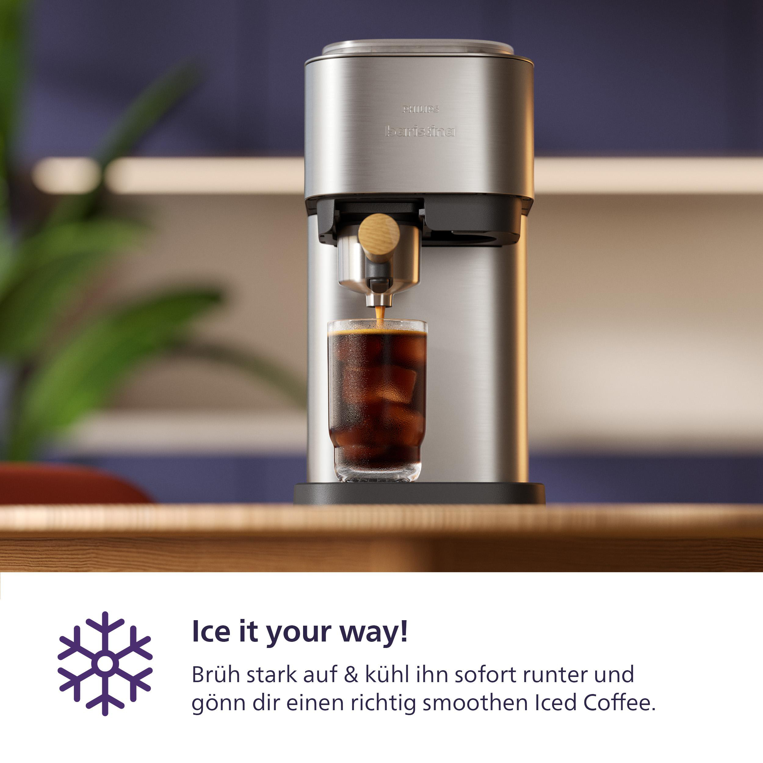 Ein silberner Kaffeezubereiter gibt Kaffee in ein Glas mit Eiswürfeln aus. Text: 'Ice it your way!'