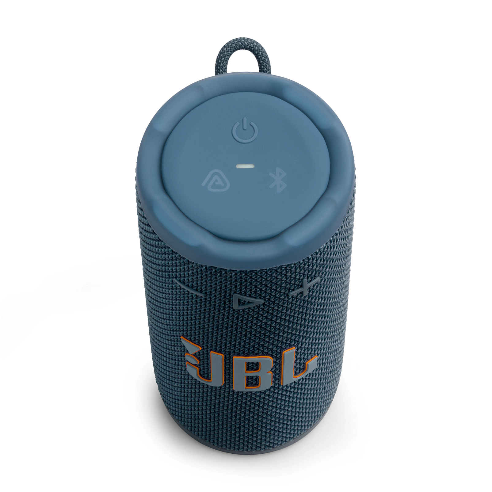 Kék JBL hangszóró fehér háttérrel. Van rajta bekapcsoló, Bluetooth és hangerő gomb. Látható a JBL logó.
