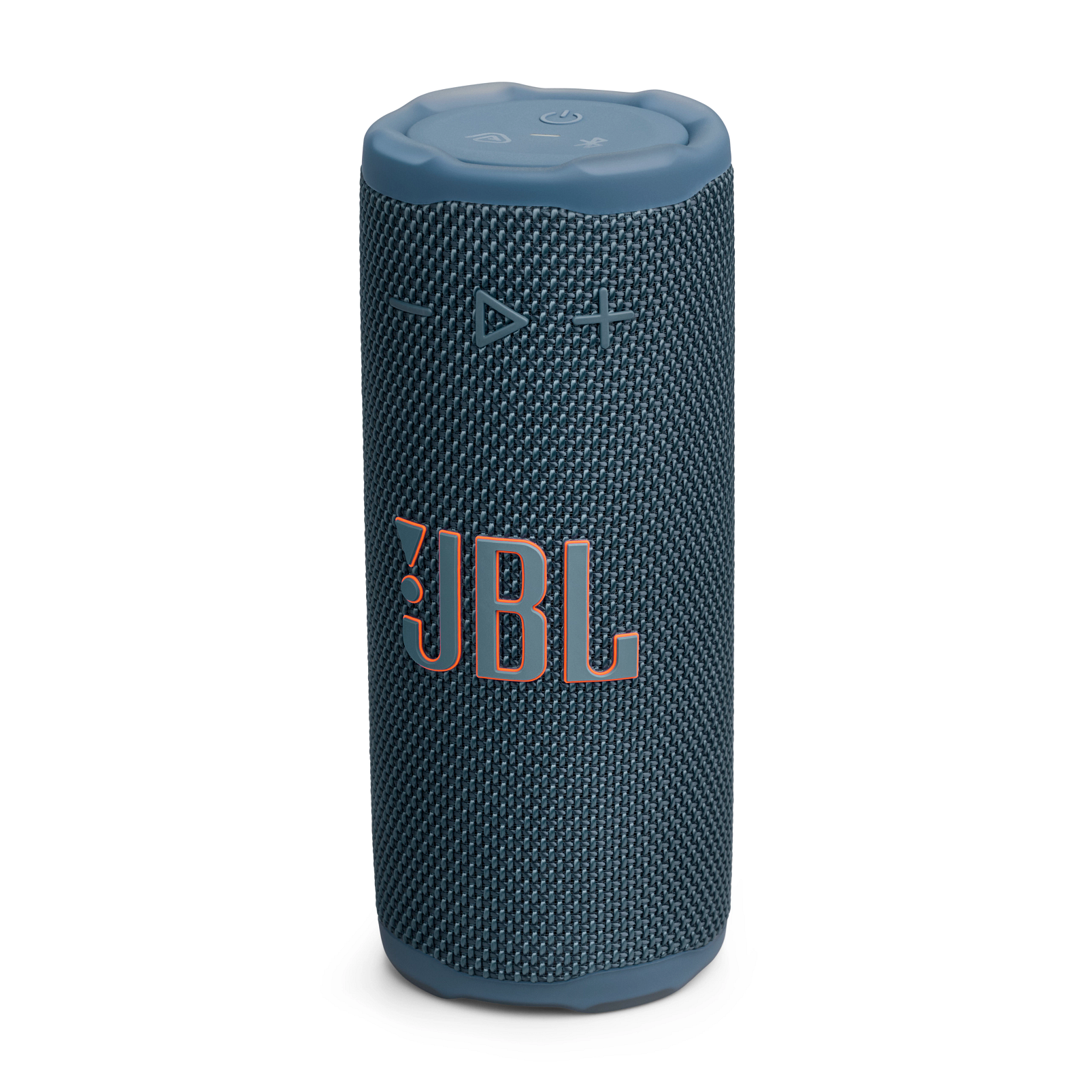 Egy kék JBL hangszóró. Gombok vannak a tetején, és az JBL márkanév narancssárgán a homlokzaton. Fehér háttéren van.