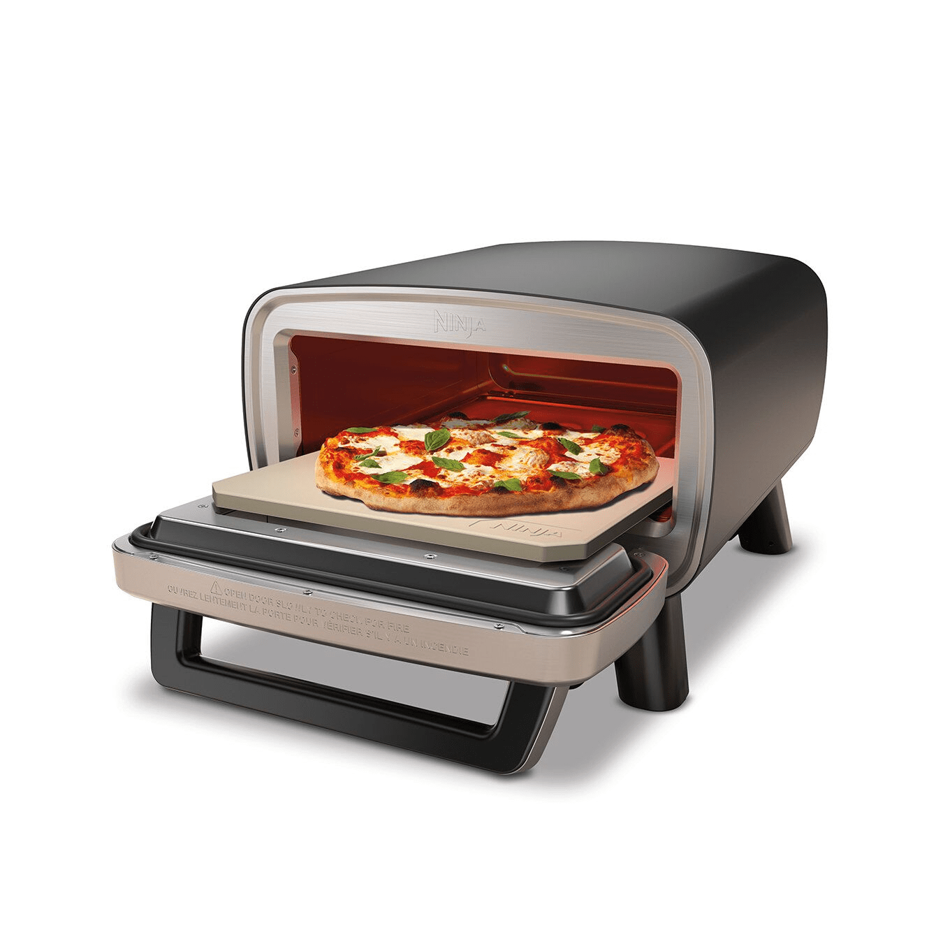 Açık kapılı bir Ninja pizza fırını. İçinde bir taşın üzerinde pizza var. Fırın siyah ve gümüş renkli, kırmızı iç kısma sahip.