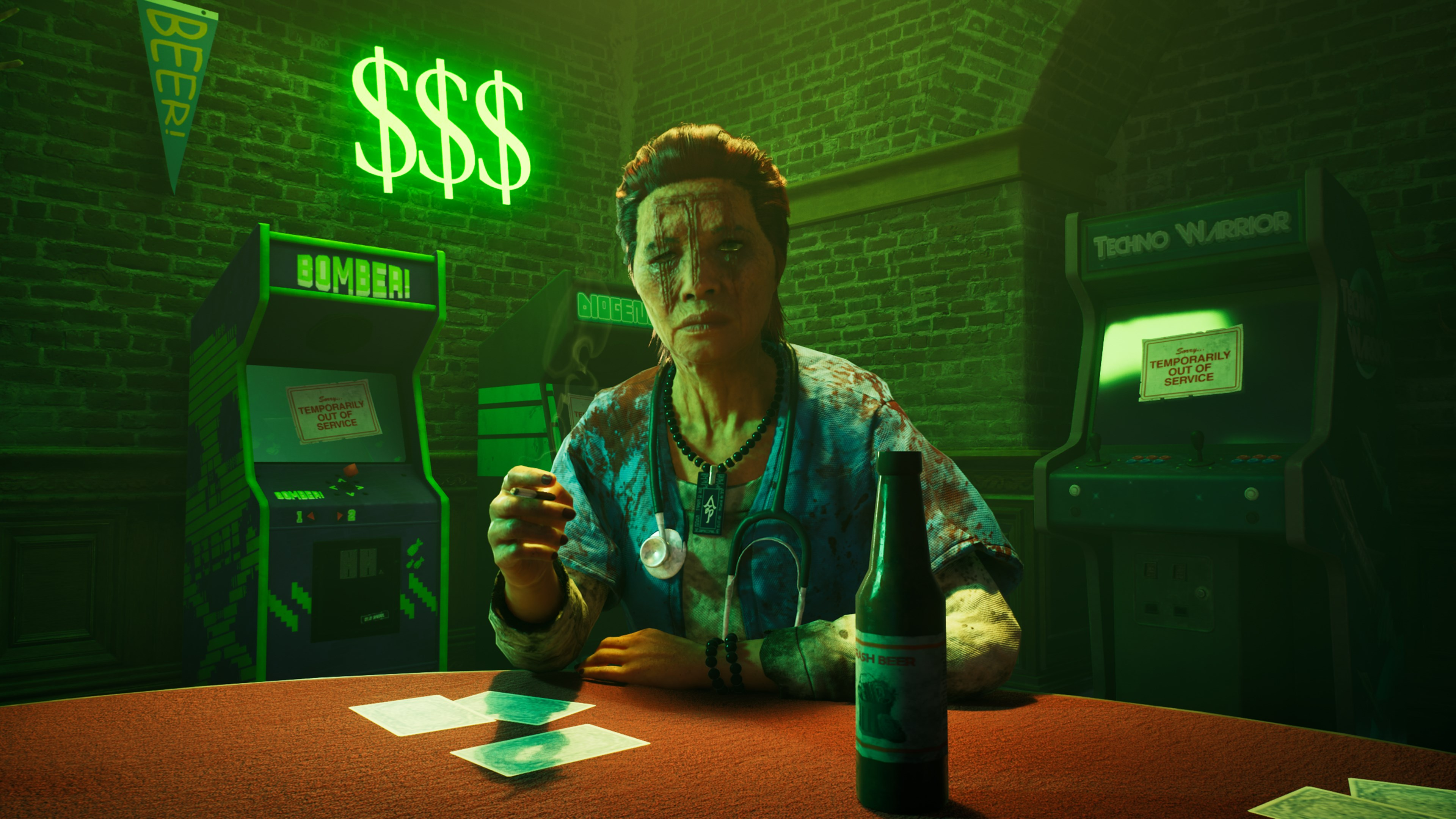 Eine Person sitzt mit Bier und Karten an einem Tisch. Im Hintergrund stehen Spielautomaten, und ein Neonschild zeigt Dollarzeichen.