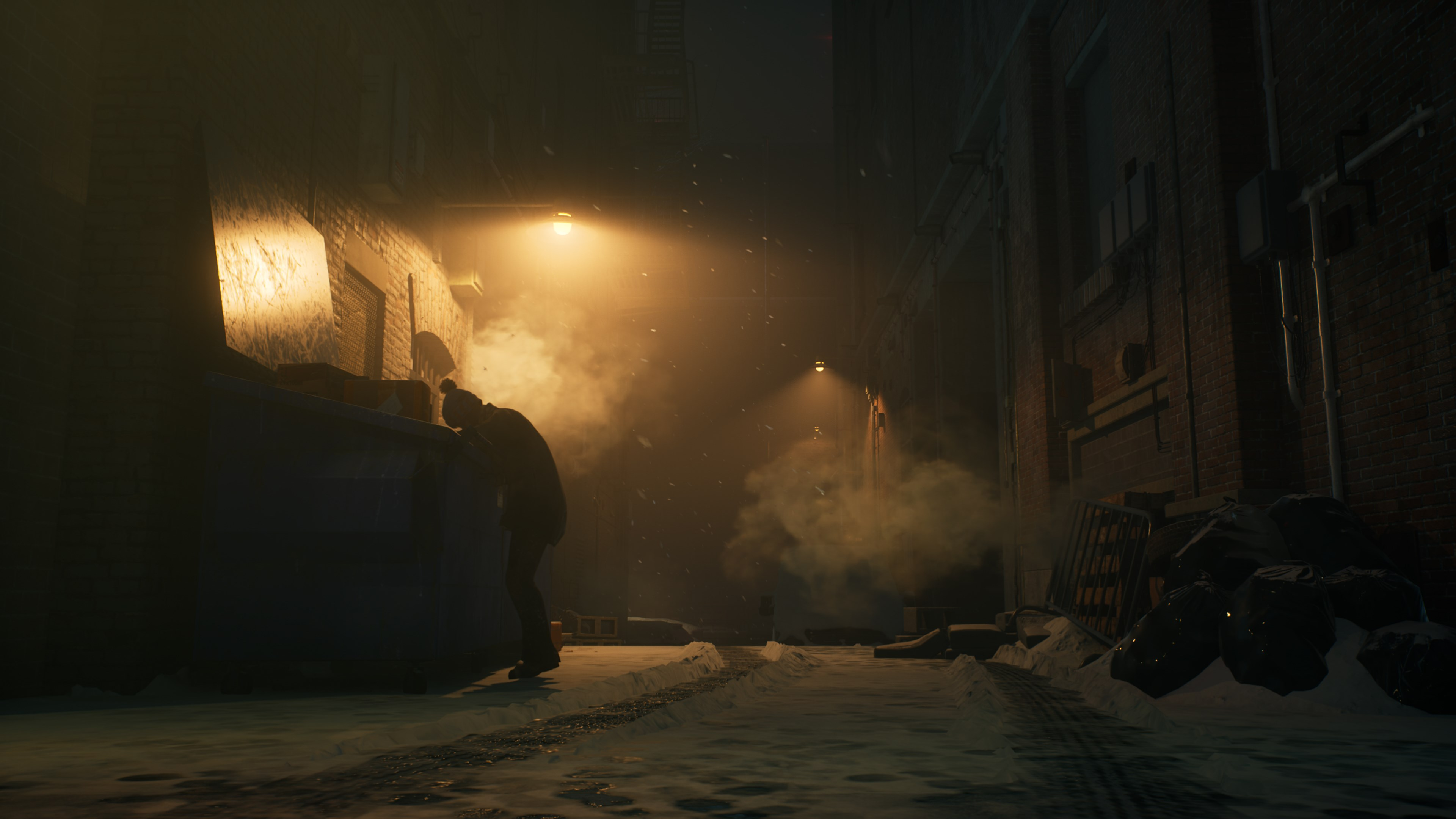 Eine Person an einem Müllcontainer in einer verschneiten Gasse bei Nacht. Rauch und Straßenlaternen erzeugen eine dunstige Atmosphäre.