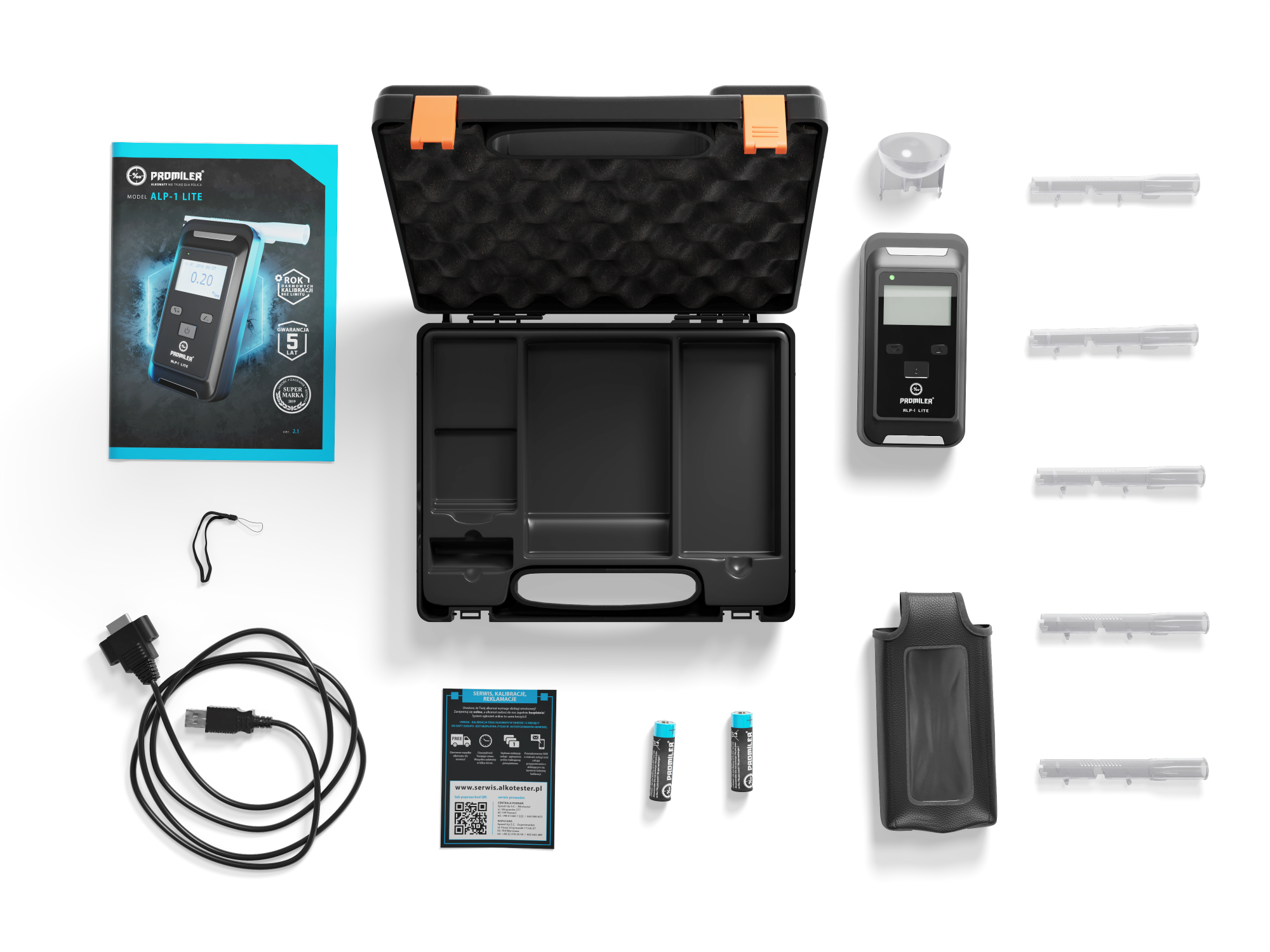 Otwarta czarna walizka z akcesoriami. Zawiera alkomat, ustniki, baterie i kabel USB na białej powierzchni.