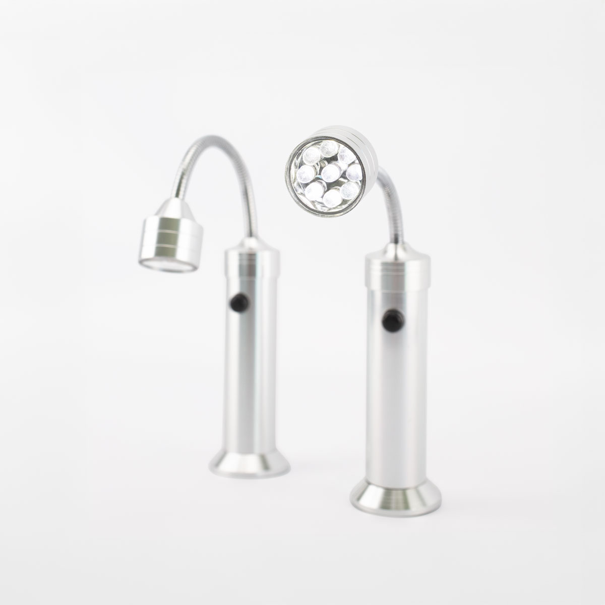 Zwei silberne Schreibtischlampen mit flexiblen Hälsen und LED-Leuchten auf weißem Hintergrund.