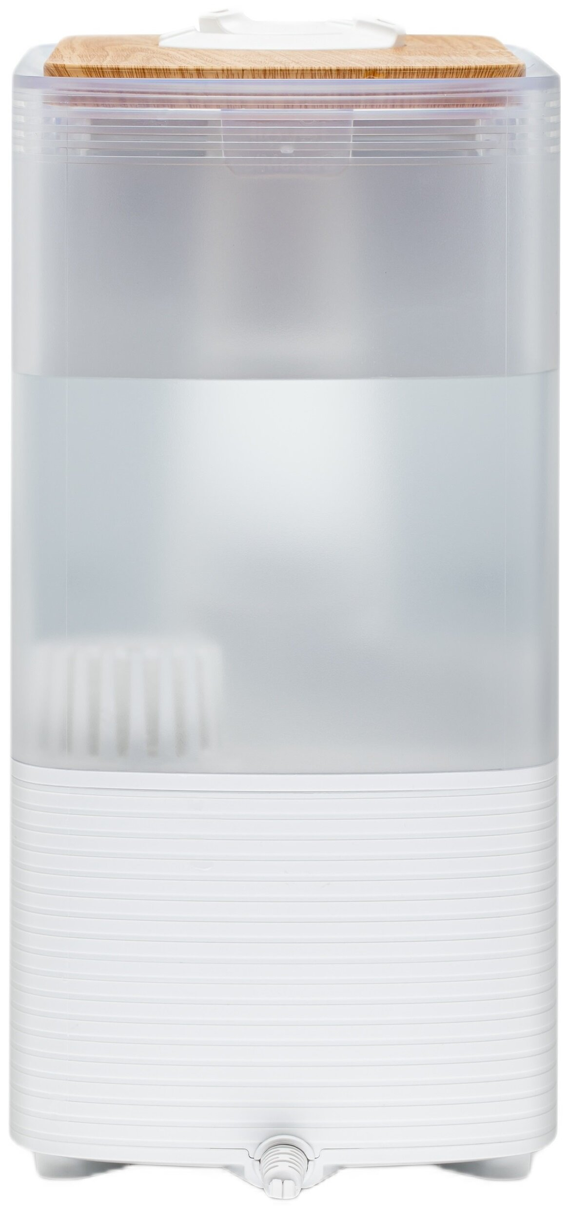 Przezroczysty dozownik wody z drewnianą pokrywą. Ma białą podstawę z poziomymi liniami. Dozownik jest wypełniony wodą.