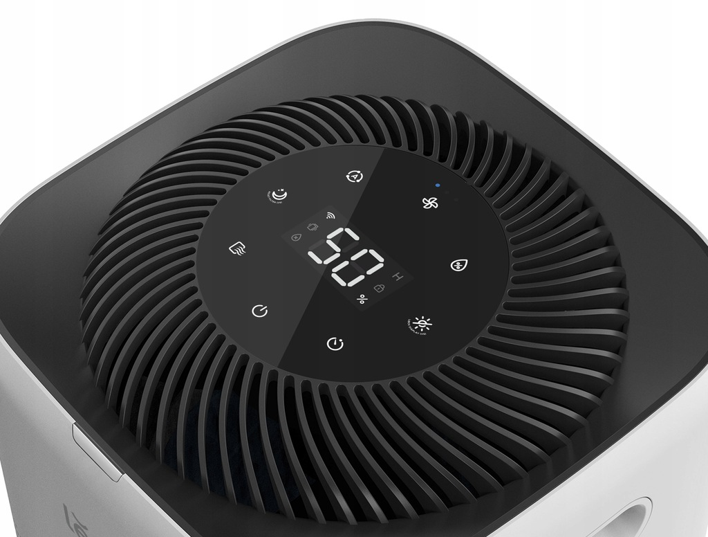 Zbliżenie oczyszczacza powietrza. Ma czarny wierzch z łopatkami wentylatora i wyświetlacz cyfrowy z napisem '50'. Korpus jest biały.