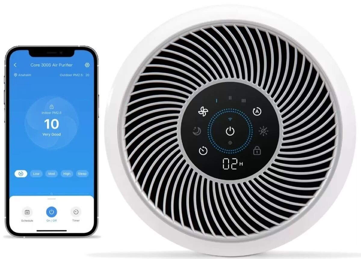 Oczyszczacz powietrza i smartfon pokazujący dane dotyczące jakości powietrza. Oczyszczacz jest biało-czarny. Telefon pokazuje 'Bardzo dobrze'.