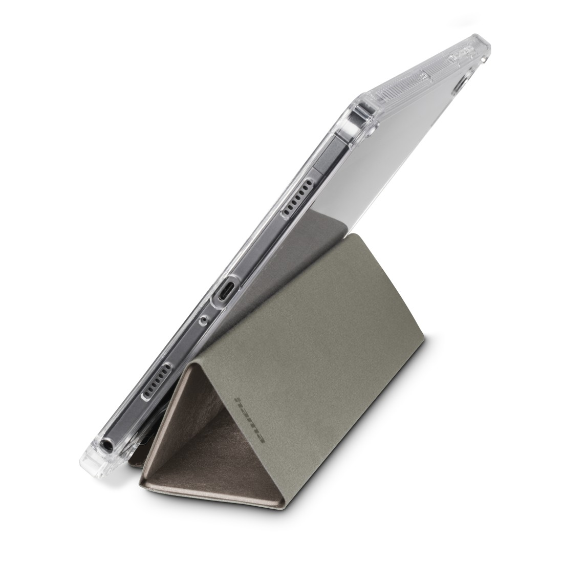 Tablet in einer transparenten Hülle, die von einem dreieckigen Ständer gehalten wird. Der Ständer und die Hülle sind neutralfarben, mit weißem Hintergrund.