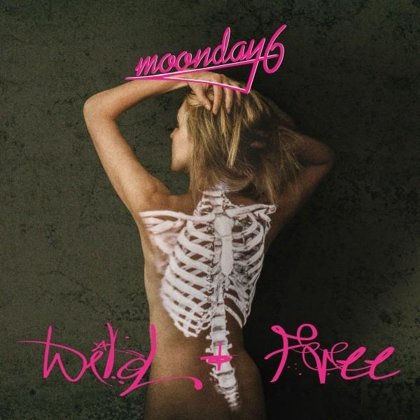 Eine nackte Frau mit aufgemaltem Brustkorb von hinten. Rosa Text schreibt 'moondays6', 'wild' und 'free' auf dunklem Hintergrund.