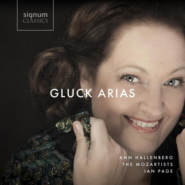 Albumcover: Frau lächelt, hält ein dekoratives Objekt. Text lautet 'Gluck Arias' und Künstlernamen. Schwarzer Hintergrund und Signum Classics-Logo.