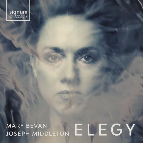 Albumcover: Porträt von Mary Bevan, Titel 'Elegy'. Weich gezeichnet mit Raucheffekt. Signum Classics Logo oben links.