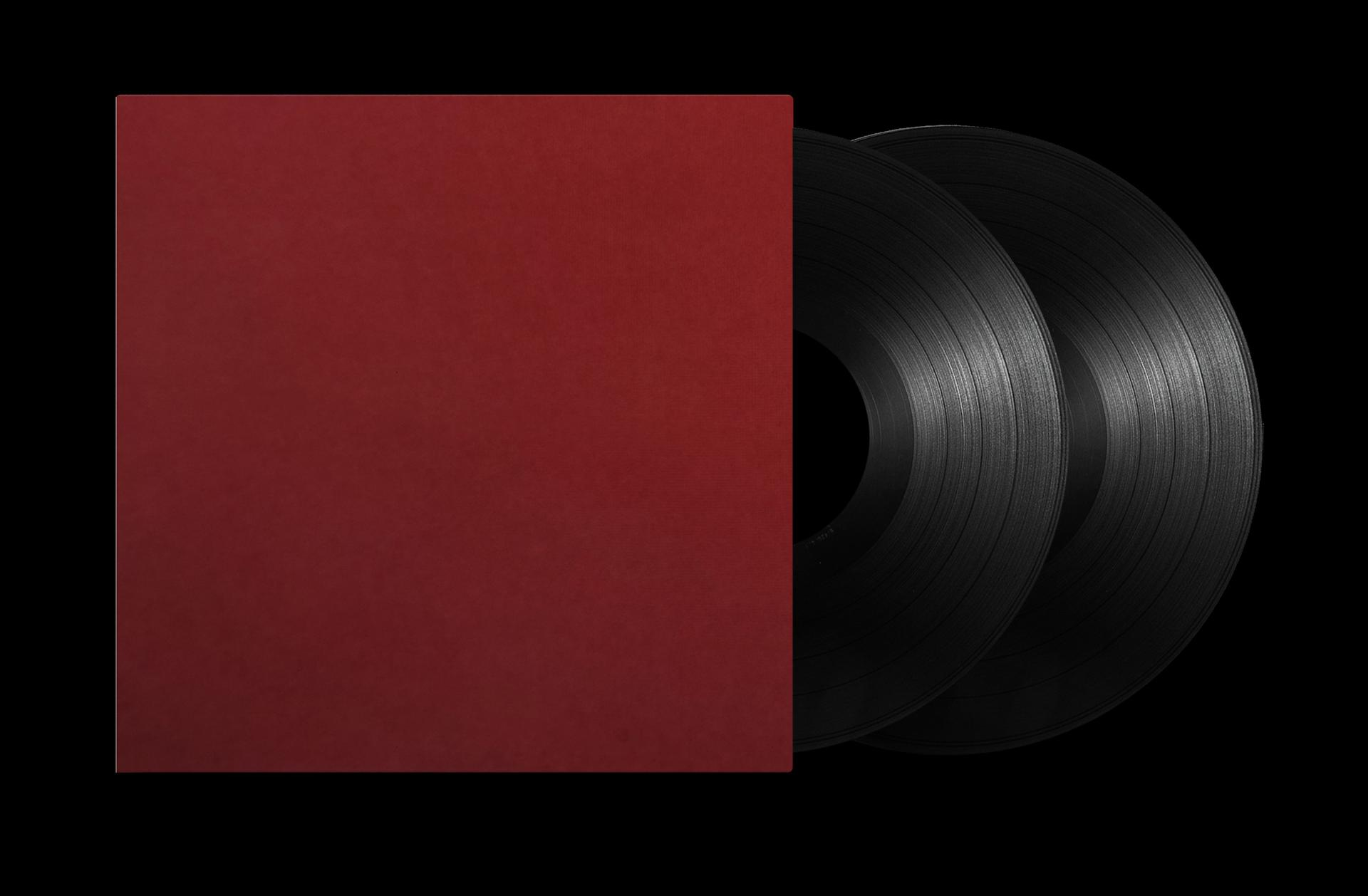 Zwei schwarze Schallplatten, die teilweise hinter einer roten Schallplattenhülle sichtbar sind, vor schwarzem Hintergrund.