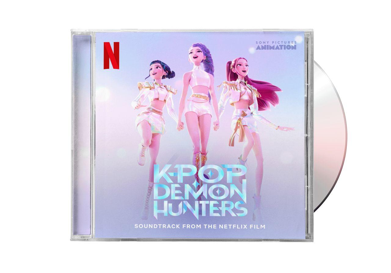 CD-Cover für "K-Pop Demon Hunters". Drei animierte Mädchen in weißen Outfits. Netflix-Logo. Sony Pictures Animation Logo. CD ist sichtbar.
