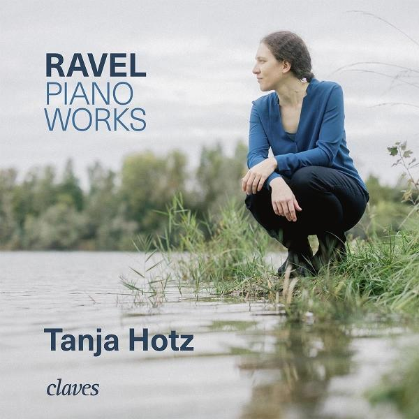 Frau im blauen Hemd hockt am Wasser. Text: Ravel Piano Works, Tanja Hotz, claves.