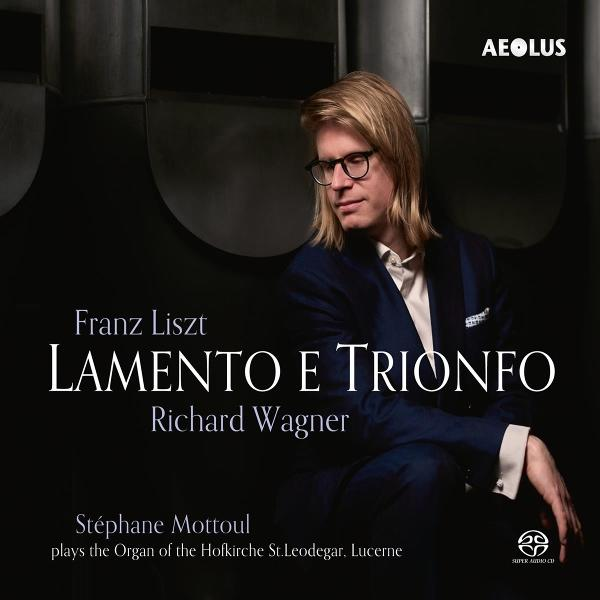 Albumcover mit einem Mann in Anzug, Brille und langen blonden Haaren. Text sagt "LAMENTO E TRIONFO" und nennt Franz Liszt und Richard Wagner.