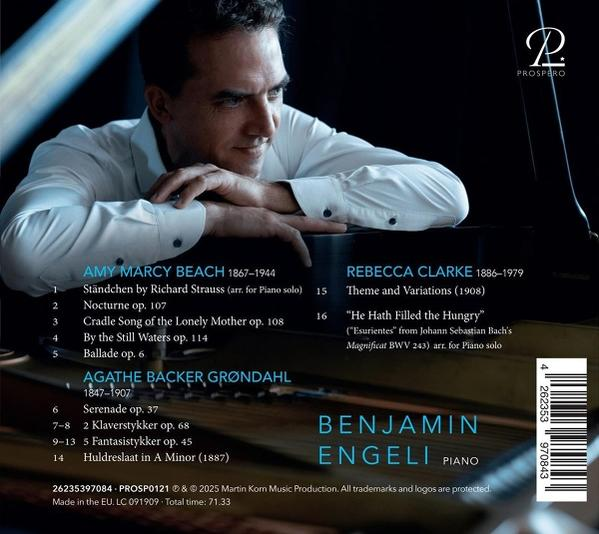Ein Mann lehnt sich an ein Klavier, Albumcover. Texte listen Musikkompositionen, Künstlernamen und ein Logo auf.