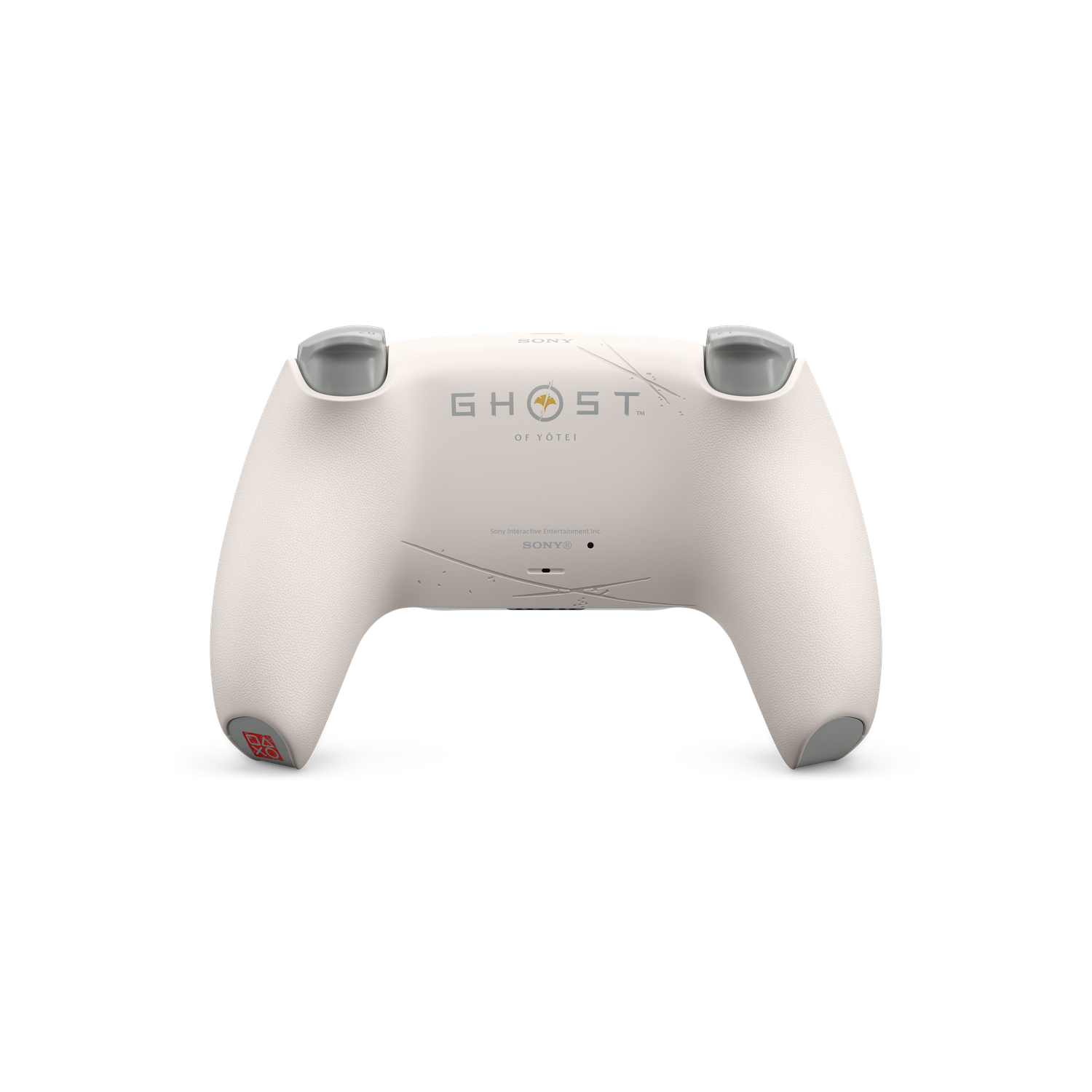 Achterkant van een witte PlayStation 5-controller, met Ghost of Tsushima-branding. Grijze knoppen en rode symbolen zijn zichtbaar.