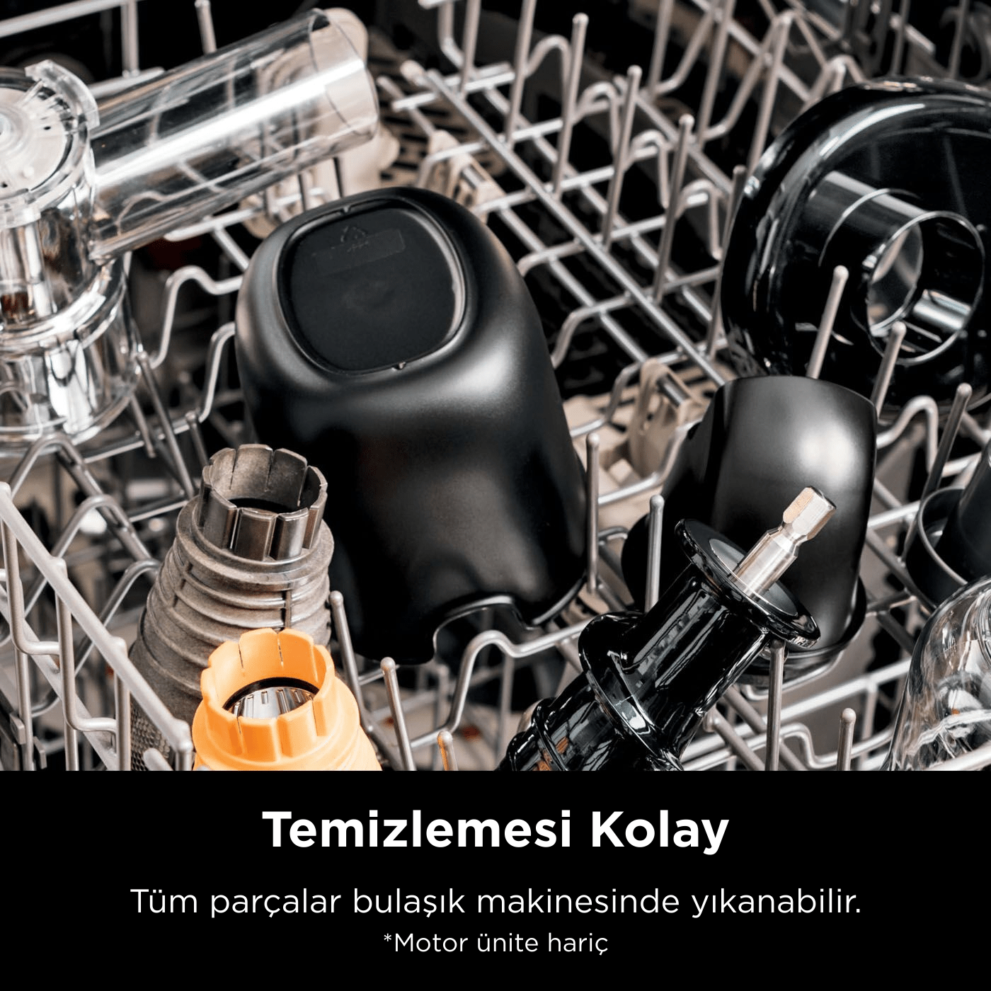 Siyah ve gümüş sıkacak parçaları olan bulaşık makinesi. Turuncu bir parça ön planda. Alttaki metin şunları söylüyor: temizlemesi kolay.