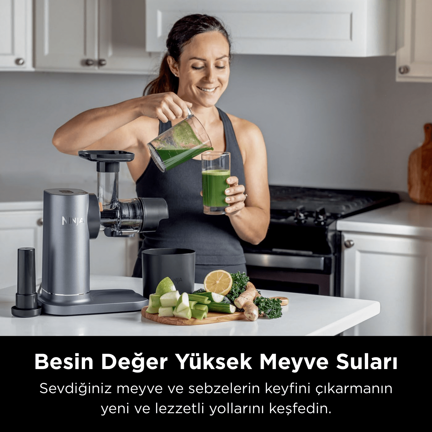 Kadın, yeşil suyu bardağa döker, sıkacağı solda. Tezgahta doğranmış sebzeler ve meyveler. Mutfak ortamı.