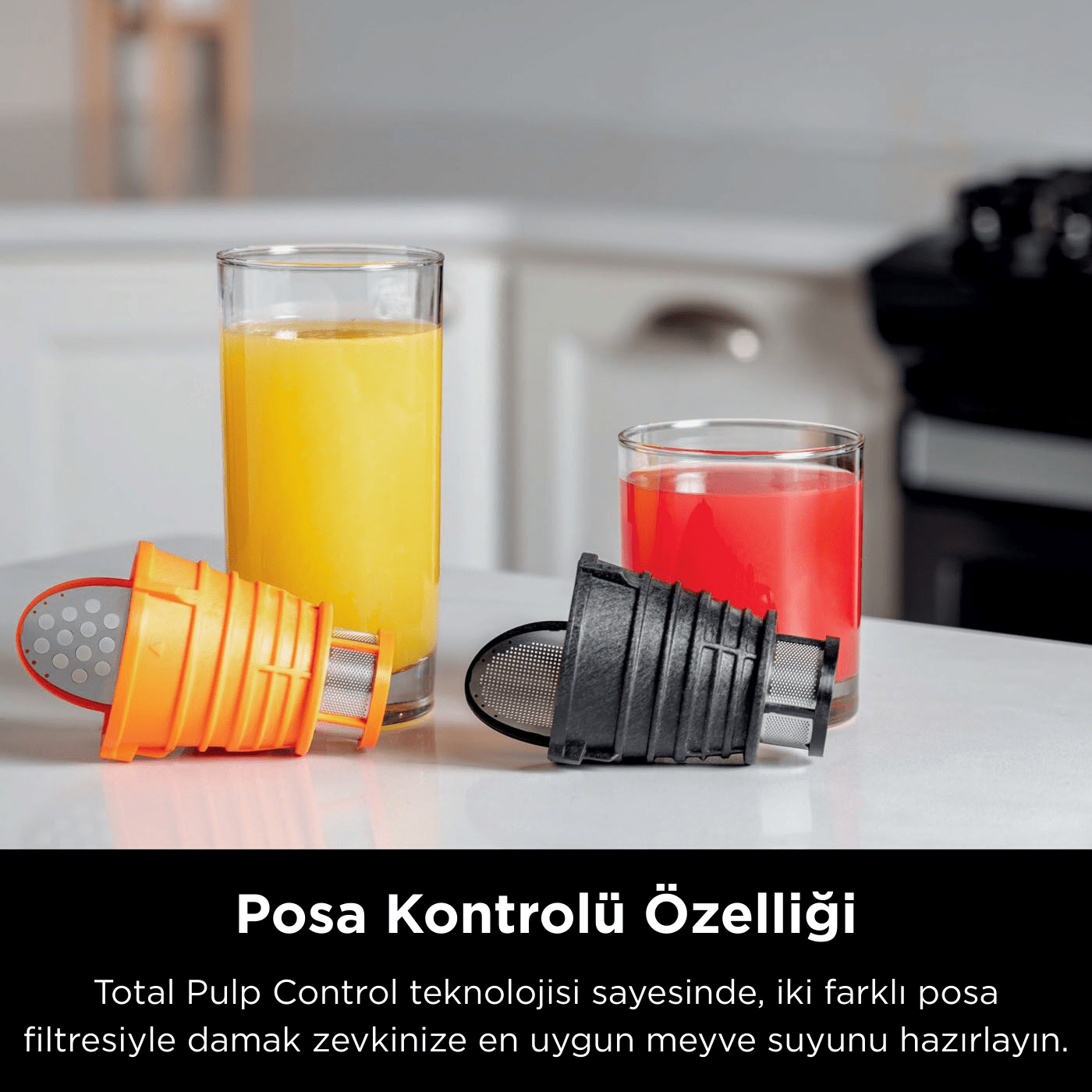 İki bardak meyve suyu, biri sarı, biri kırmızı. İki posa filtresi, turuncu ve siyah, beyaz bir yüzeyde. Arka plan bulanık.